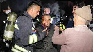 Yangında mahsur kalan kadını itfaiye ekipleri kurtardı