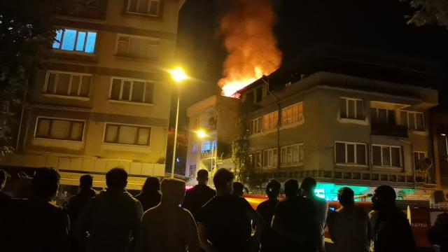 3 katlı apartmanın çatı katında yangın