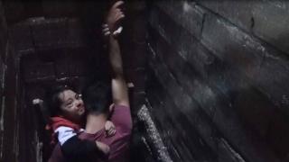 Havalandırma boşluğuna düşen çocuk kurtarıldı