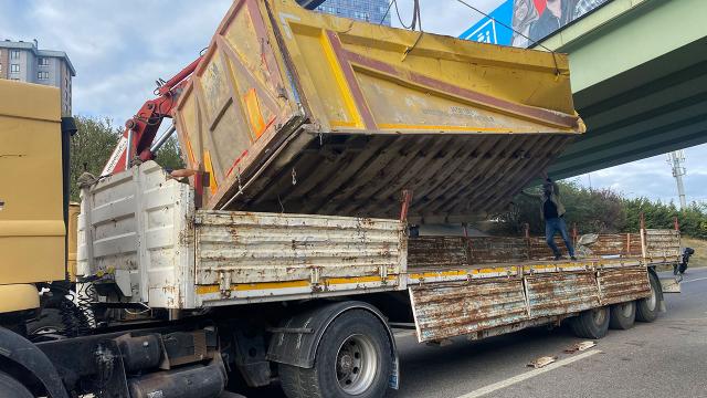 İstanbulda damperi açık kalan kamyon köprüye çarptı