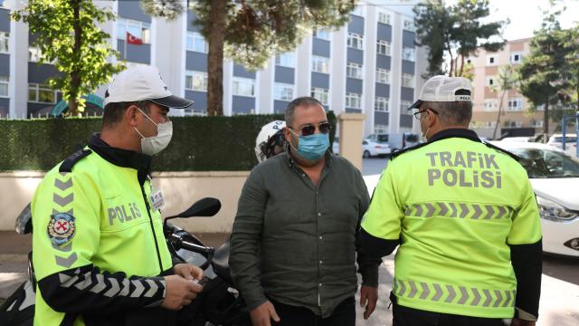 Toplu taşıma araçlarına yolcu olarak binen polis sürücü ihlallerini belirliyor