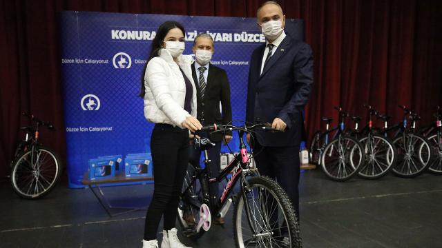 Düzcede aşı olan gençlere hediyeler dağıtıldı