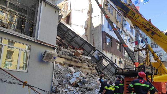Gürcistanda 7 katlı bina çöktü