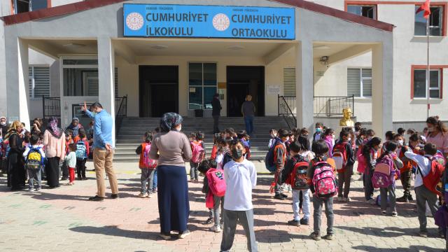 Yüksekovada terör örgütü yandaşlarınca yakılan dersliklerin yerine daha fazlası yapıldı