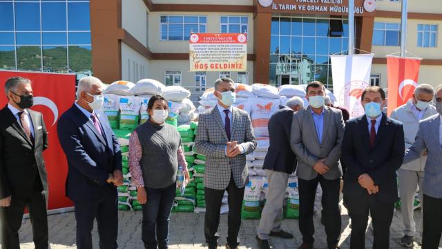 Tuncelide çiftçilere hububat ve yem bitkisi tohumu dağıtıldı