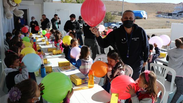İzmir açıklarında 28 düzensiz göçmen yakalandı