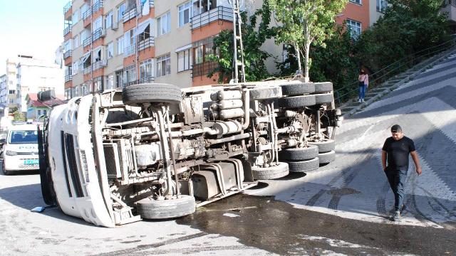 Maltepede hurda taşıyan kamyon devrildi