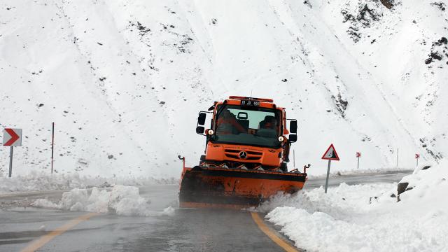 Rizenin yüksek kesimlerinde karla mücadele