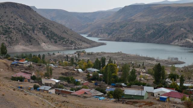 Karstaki barajın seviyesi düşünce su altındaki tarihi yapılar gün yüzüne çıktı