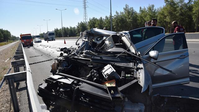 Sürücü, hurdaya dönen araçtan sağ çıktı