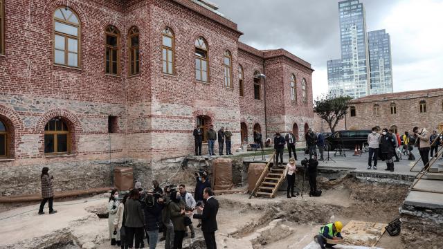 Kazlıçeşme Arkeolojik Kazı Alanında lahit ve sandık tipi mezar bulundu