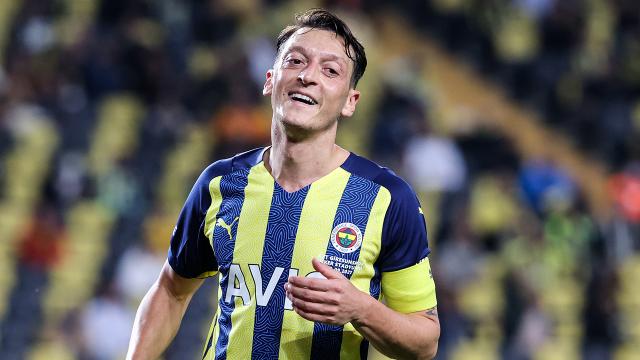 Mesut Özilden Güney Asyalılar için futbol okulu
