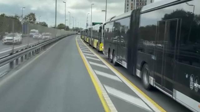 Metrobüs arızası seferleri aksattı