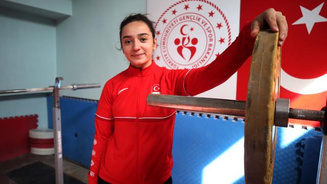 Milli halterci Nuray Levent Finlandiyada 3 altın madalya kazandı