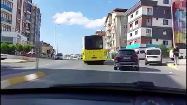 Yolun ortasında arızalanan İETT otobüsü trafiği karıştıdı