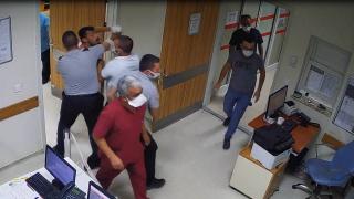 Sağlıkçılara ve polislere saldırdı