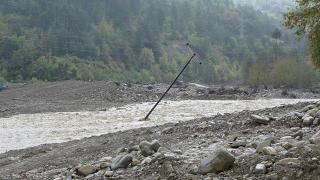 Sinop'ta şiddetli yağış: Yollar çöktü, elektrik direkleri yan yattı