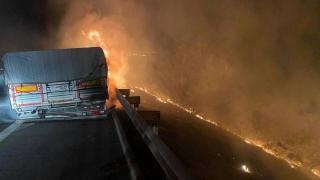 Tırın dorsesi yandı, alevler makilik alana sıçradı