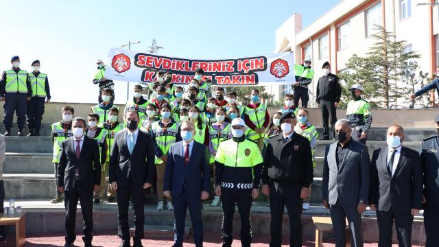 Niğdede bisiklet ve motosiklet sürücülerine kask dağıtıldı