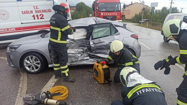 Kocaelide hafif ticari araç ile otomobil çarpıştı, 7 kişi yaralandı