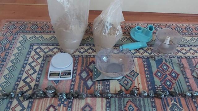 Parklara gömdükleri uyuşturucuyu konum göndererek satmışlar