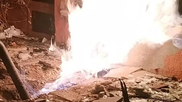 Doğal gaz borusunu kesen hırsızlar yangın çıkınca kaçtı