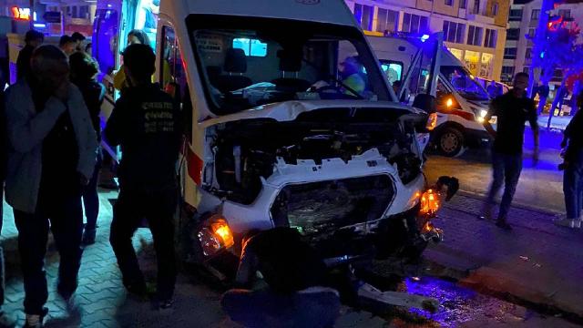 Tuncelide ambulans ile otomobil çarpıştı: 6 yaralı