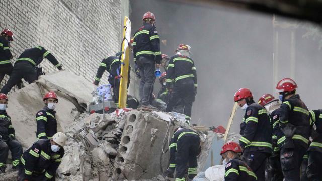 Gürcistanda çöken binada 5 kişinin cansız bedenine ulaşıldı