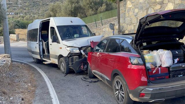 Servis minibüsüyle cip çarpıştı: 22 yaralı