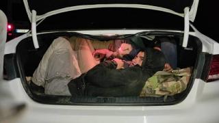 Durdurulan iki otomobilden 29 düzensiz göçmen çıktı