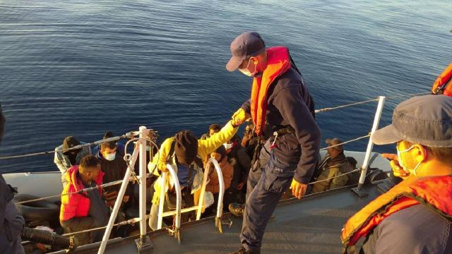 Egede ölüme terk edilen 213 düzensiz göçmen kurtarıldı