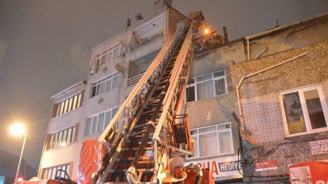 Fatihte çatı yangını: Mahsur kalan kadını vatandaşlar kurtardı