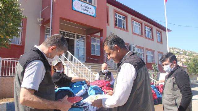 Gülnarda 50 öğrenciye çanta hediye edildi