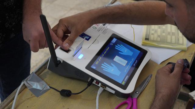 Irakta oy verme işlemi sırasında elektronik cihazlar arızalandı