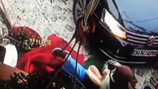 Kazada savrulan otomobil kaldırımda yürüyen kadına çarptı