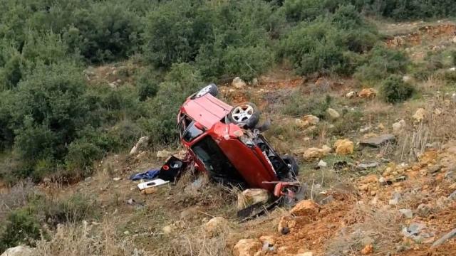Başakşehirde otomobil şarampole devrildi: 2 yaralı