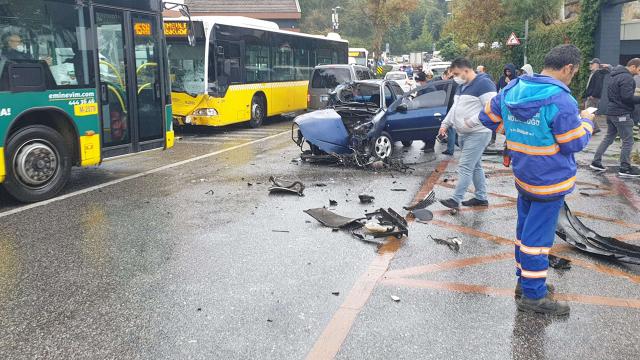 İETT otobüsü ile otomobil kafa kafaya çarpıştı: 2 yaralı