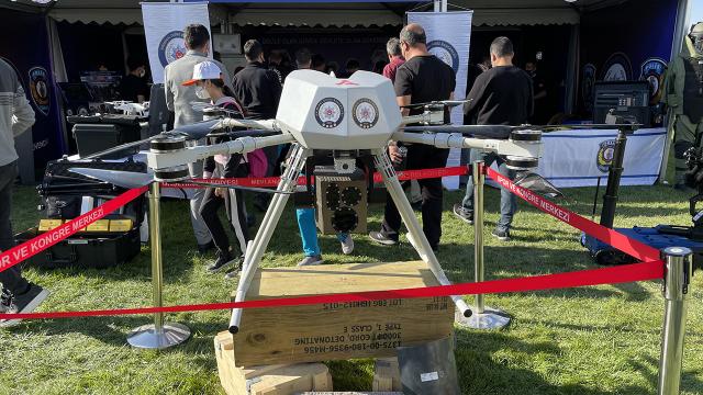 Dünyanın ilk lazer silahlı dronu "Eren"e festivalde büyük ilgi
