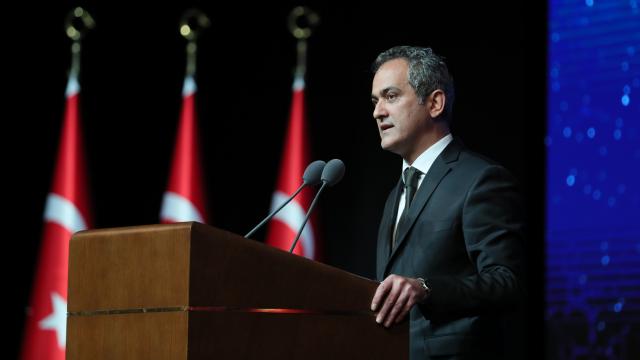 Bakan Özer: Doktora mezun sayısının artması Ar-Ge çalışmaları için önemli