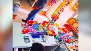 Çamurlu ayakkabılarını çıkardı: Market kirlenmesin