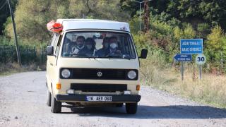 Mobil aşı ekibi "nostaljik minibüs"le köy köy dolaşıyor