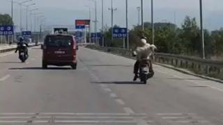 Motosiklet sürücüsünün köpeği ile tehlikeli yolculuğu kamerada