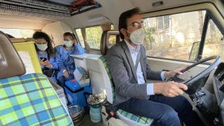 Mobil aşı ekibi "Fahriye" ile köy köy dolaşıp şifa dağıtıyor