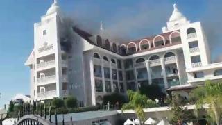 Antalya'da otelde yangın paniği: Balkondan çarşafla inmeye kalktılar