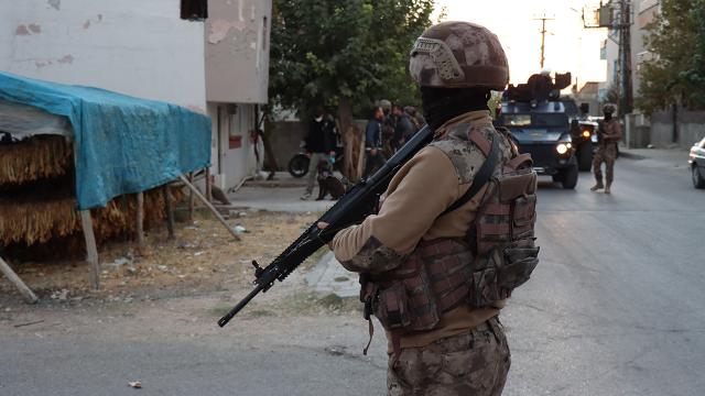 Adıyamanda zehir tacirlerine operasyon: 5 gözaltı
