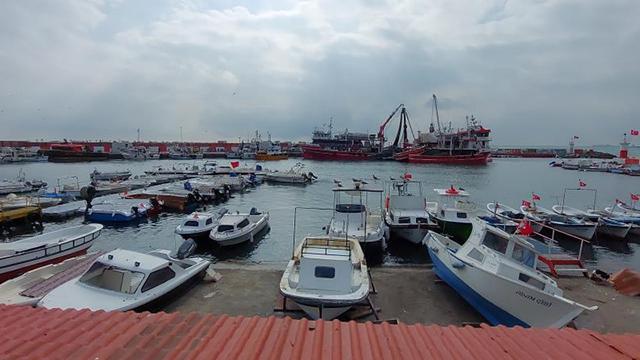 Marmarada poyraz: Çok sayıda tekne ve gemi limana demirledi
