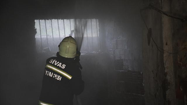 Sivasta bir apartmanın garajında çıkan yangında 4 kişi dumandan etkilendi