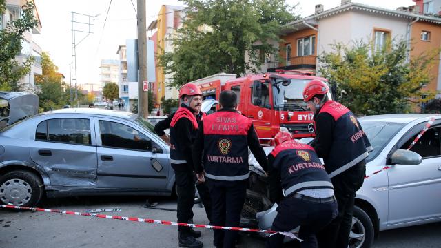 Sivasta otomobillerin çarpışması sonucu 2 sürücü yaralandı