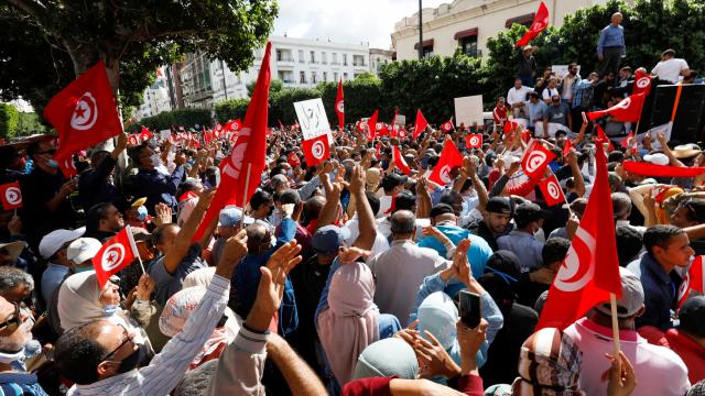 Tunusta Cumhurbaşkanı Saidin "yetki" kararlarına karşı gösteri