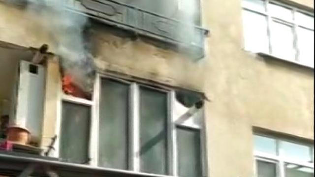 Pendikte 5 katlı apartmanda yangın: Mahsur kalan sağlıkçı kurtarıldı